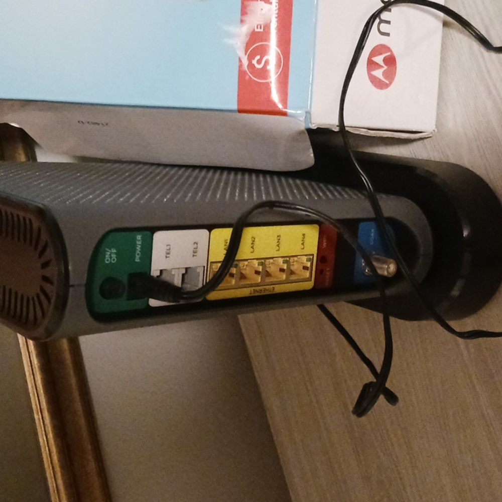 Motorola Black AC1900 WiFi Router - Picture 4 of 10